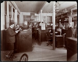 Uomini che lavorano in un ufficio presso i produttori di cioccolato Maillard in 116-118 West 25th Street, New York, 1902